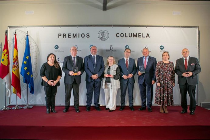 Foto de familia de los galardonados en los Premios Columela