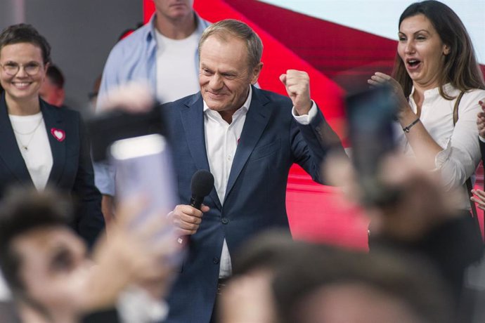 15 October 2023, Poland, Warsaw: Civic Coalition's leader Donald Tusk (C)speaks during the election night after the announcement of the first results of the 2023 Polish parliamentary election. Photo: Attila Husejnow/SOPA Images via ZUMA Press Wire/dpa