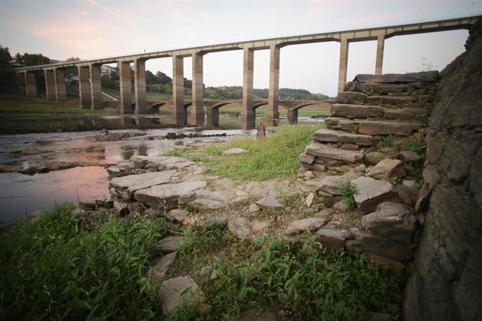 Ruinas del antiguo pueblo Portomarin emergido por la sequía en el Embalse de Belesar, a 6 de octubre de 2023, en Portomarin, Lugo, Galicia (España).  El Embalse de Belesar es una de las grandes obras hidroeléctricas que el régimen franquista realizó y q