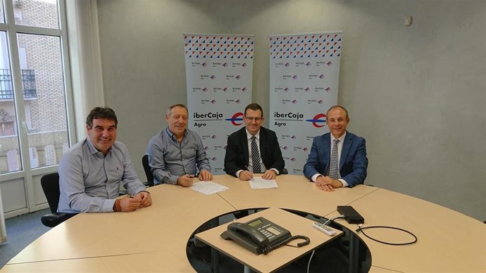 Firma del convenio entre Ibercaja y Oviaragón.