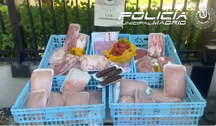 Requisan más de 70 kilos de carne con insectos que vendía un hombre en una furgoneta sin isotermo.