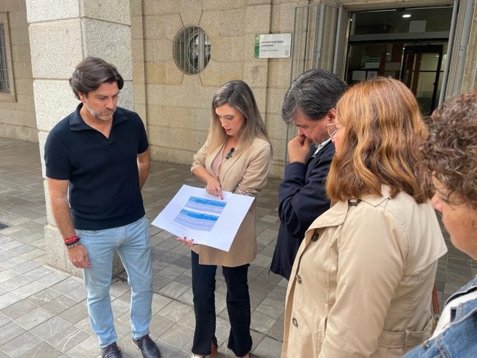 La parlamentaria andaluza por Huelva y portavoz adjunta del PSOE en la Cámara autonómica, María Márquez, junto a otros miembros socialistas, frente a la Delegación Territorrial de Salud y Consumo.