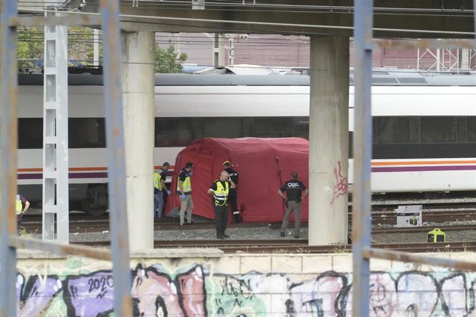 La policía junto al cadáver localizado entre dos trenes cerca de la estación de Santa Justa. A 16 de octubre de 2023, en Sevilla (Andalucía, España). 