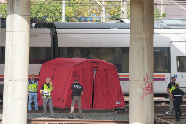 La policía junto al tren donde se ha localizado el cádaver, cerca de la estación de Santa Justa... A 16 de octubre de 2023, en Sevilla (Andalucía, España)