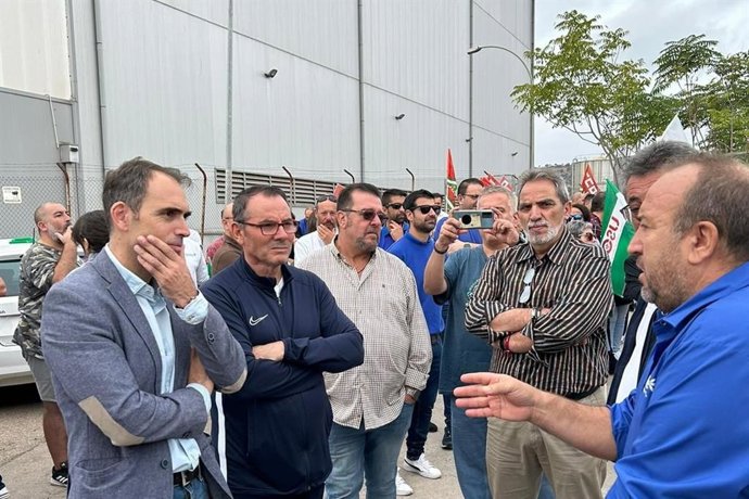 Toni Valero durante la concentración en la puerta de la factoria