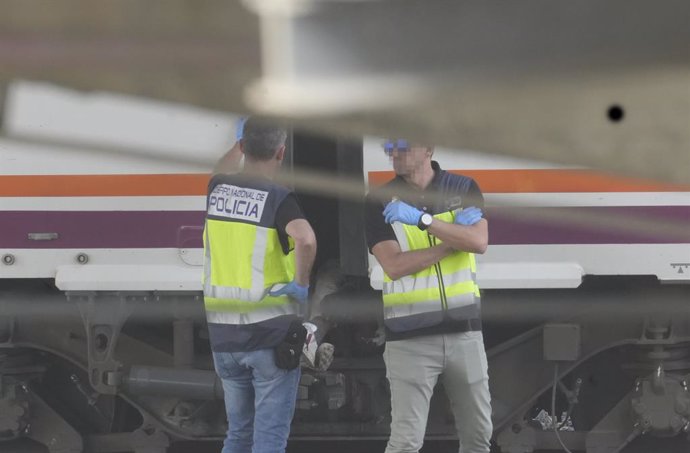 La policía junto al cadáver localizado entre dos trenes cerca de la estación de Santa Justa.. A 16 de octubre de 2023, en Sevilla (Andalucía, España). La Policía Nacional ha confirmado la aparición de un cadáver, pendiente de identificación, entre dos v