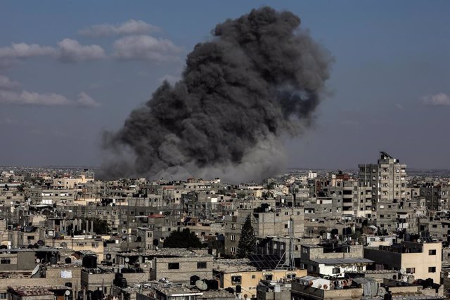 Una columna de humo tras un bombardeo de Israel contra Jan Yunis, en el sur de la Franja de Gaza