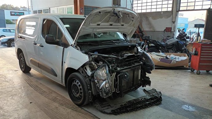 Furgoneta siniestrada en Ramirás (Ourense) con conductor a la fuga que dio positivo