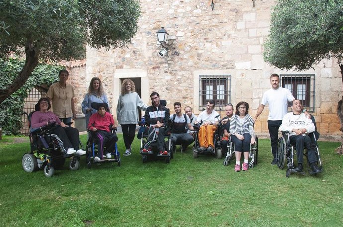 Usuarios de Aspace visitan la Diputación de Cáceres en la jornada de Puertas Abiertas