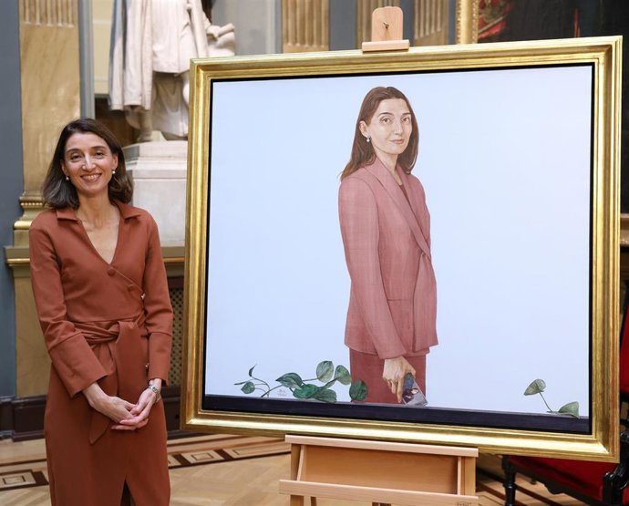 La ministra de Justicia en funciones y presidenta del Senado en la XIV Legislatura, Pilar Llop, recibe la medalla de oro del Senado y su retrato, en el Salón de Pasos Perdidos del Senado, a 16 de octubre de 2023, en Madrid (España).