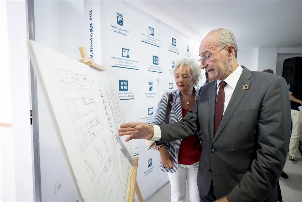 El alcalde de Málaga, Francisco de la Torre, acompañado del concejal delegado de Vivienda, Francisco Pomares, entrega viviendas protegidas de alquiler con opción a compra destinadas a jóvenes.