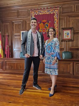 La alcaldesa de Teruel, Emma Buj, ha recibido a Mister Teruel, Cata Munteanun, día antes de participar en el certamen Nacional.