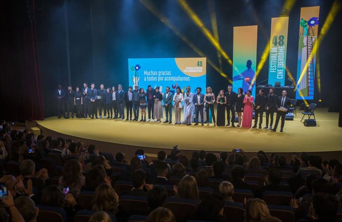 Archivo - Imagen de los premiados en el escenario del audiotrio del Palacio de Congresos de la Casa Colón de Huelva.