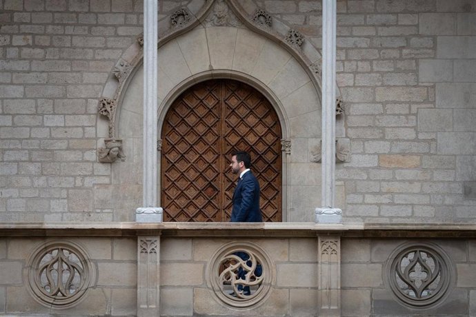 El presidente de la Generalitat, Pere Aragons, a su llegada a una rueda de prensa tras la reunión del Govern para valorar el informe para pactar un referéndum de autodeterminación,en la galería gótica del Palau de la Generalitat, a 16 de octubre de 202