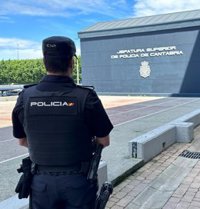 Un policía en prácticas detiene a un hombre que intentó robar el bolso a una anciana en Santander