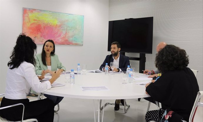 La consejera de Turismo, Carmen Conesa, en un momento de la reunión mantenida por la directiva de la Mesa del Turismo en Cartagena.