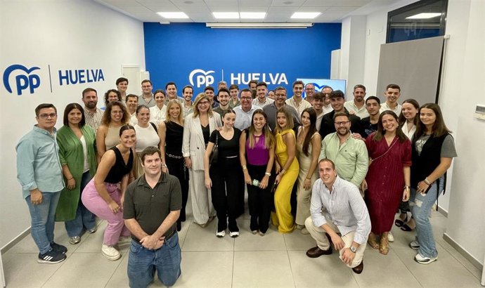 El presidente del PP de Huelva, Manuel Andrés González, ha mantenido un encuentro con miembros de Nuevas Generaciones (NNGG) de Huelva.