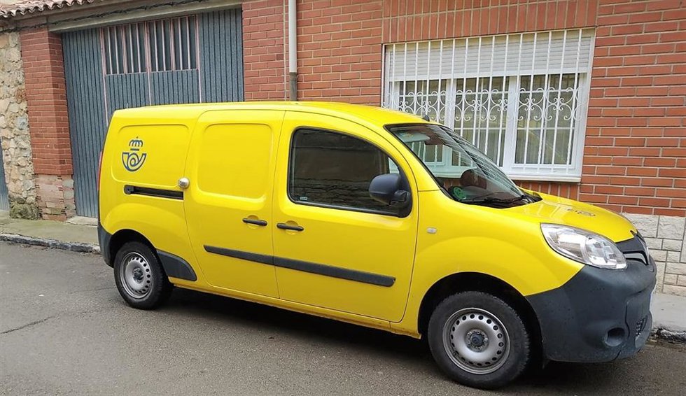 Archivo - Una furgoneta de Correos.