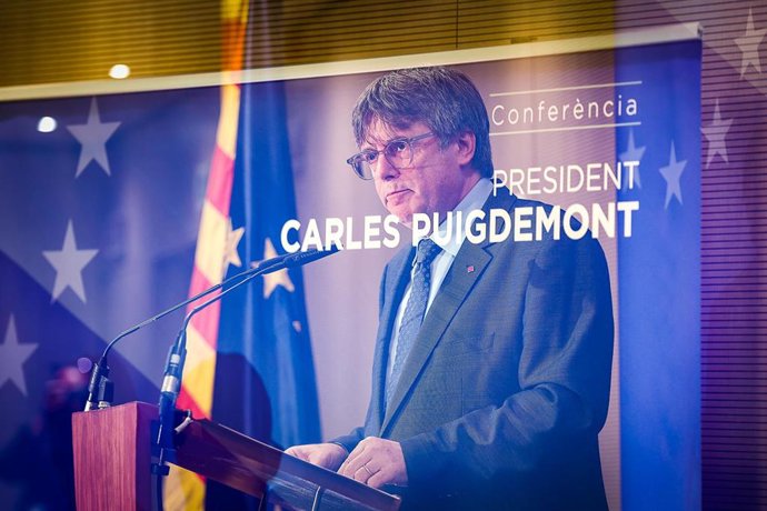 Archivo - Una pancarta con la foto del expresidente de la Generalitat y eurodiputado de Junts, Carles Puigdemont, durante la conferencia inaugural de las jornadas interparlamentarias de Junts per Catalunya, en el Hotel Thon EU, a 5 de septiembre de 2023