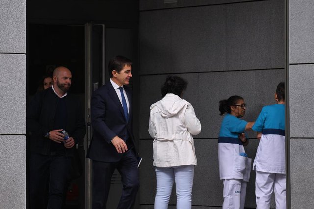 El presidente de BBVA, Carlos Torres (2i), a su salida tras declarar en la Audiencia Nacional por el ‘caso Villarejo’, a 16 de octubre de 2023, en Madrid (España). El juez de la Audiencia Nacional Manuel García Castellón, que investiga los encargos realiz
