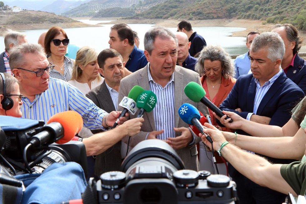 El secretario general del PSOE-A, Juan Espadas, en una atención a medios durante una visita al embalse del Víboras.