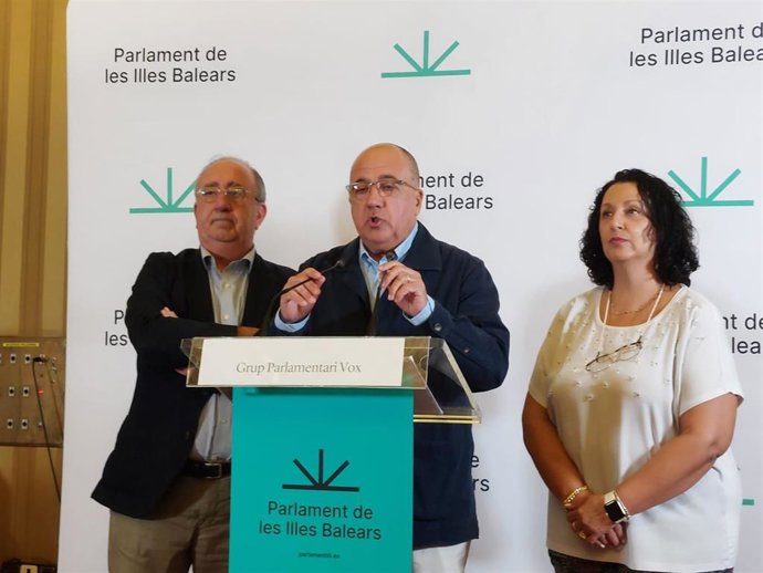 El portavoz parlamentario adjunto de Vox, Francisco José Cardona, en rueda de prensa, junto a otros diputados de la formación.