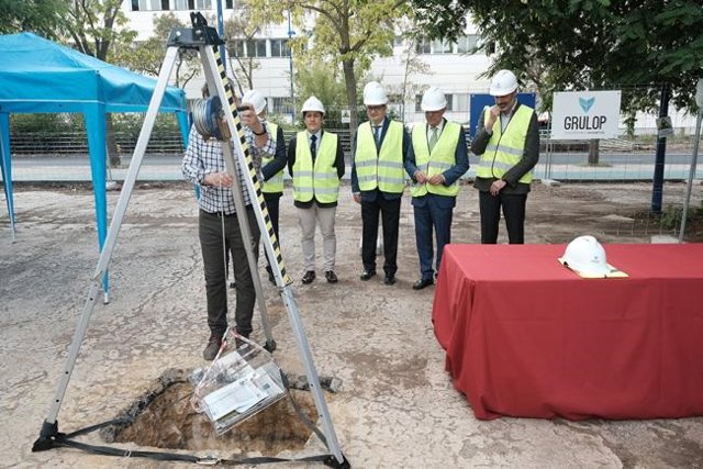 Primera piedra del aulario de la Escuela Politécnica Superior de la Universidad de Sevilla en la Cartuja.