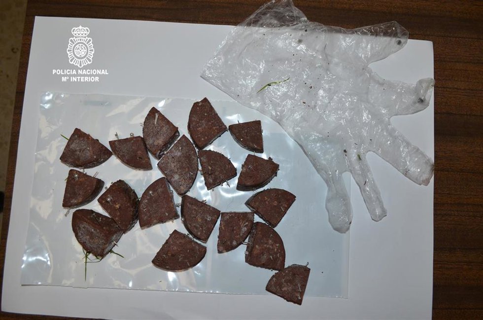 Archivo - Cebos en comida para perros con alfileres usados por un detenido en Ourense por maltrato animal y daños.