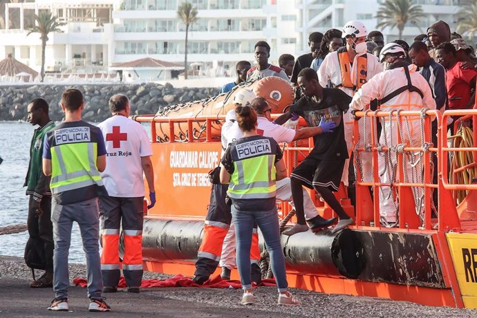 Archivo - Un barco de Salvamento Marítimo con 200 migrantes llega al Muelle de Arguineguín, a 10 de julio de 2023, en Gran Canaria, Las Palmas, Canarias (España).