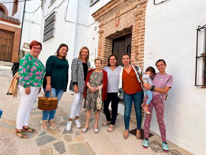Lucía Yeves, vicesecretaria de Sociedad del Bienestar y senadora del PP, junto a mujeres del mundo rural