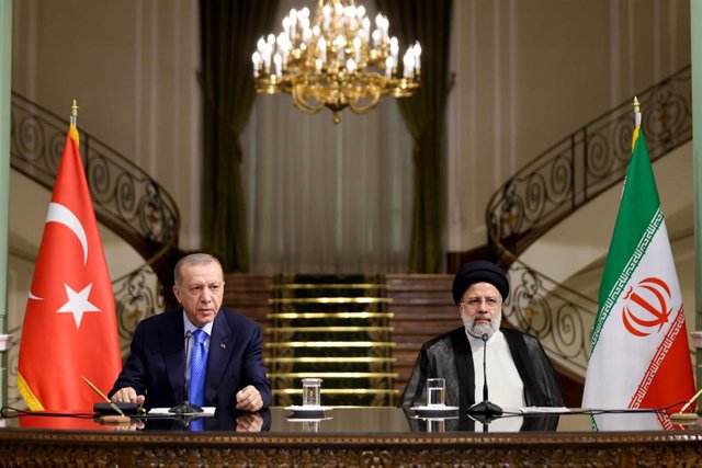 Archivo - Los presidentes de Turquía, Recep Tayyip Erdogan, y de Irán, Ebrahim Raisi.