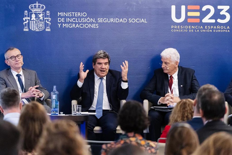 El ministro de Asuntos Sociales y Salud de Bélgica, Frank Vandenbroucke; el ministro de Inclusión, José Luis Escrivá y el secretario de Estado del Ministerio Federal de Trabajo y Asuntos Sociales de Alemania, Rolf Schmachtenberg, en Aranjuez.