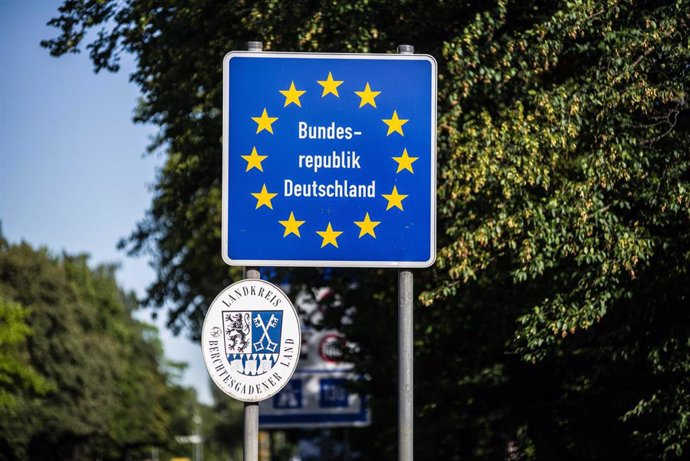 Archivo - August 27, 2018 - Freilassing, Bavaria, Germany - German border sign at Freilassing, Bavaria. German Interior Minister HORST SEEHOFER and Bavarian Interior Minister JOACHIM HERRMANN made appearances at the Freilassing Saalbruecke border crossi