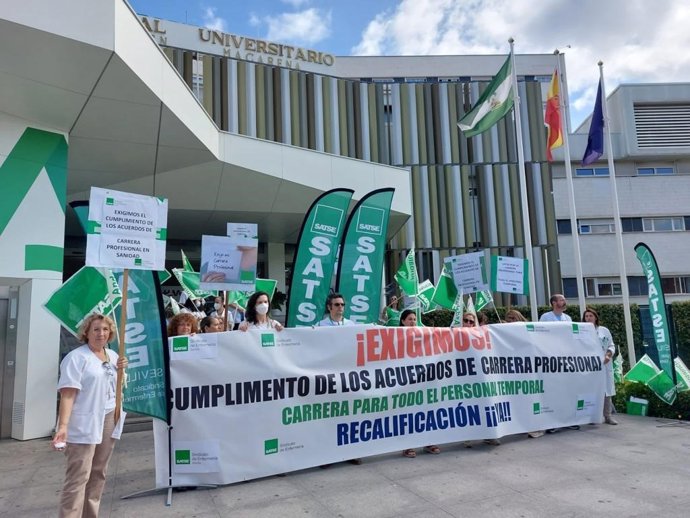 Archivo - Protestas a las puertas del Hospital Macarena de Sevilla, foto de archivo