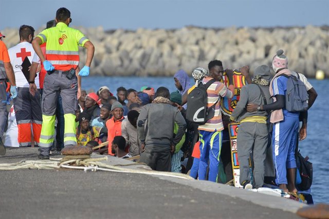 Los servicios sanitarios reciben una patera, en el muelle de La Restinga, a 8 de octubre de 2023, en El Hierro, Islas Canarias (España). Durante el día de hoy, 8 de octubre, han llegado a la isla de El Hierro un total de 376 inmigrantes. 