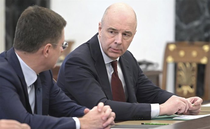 Archivo - February 28, 2022, Moscow, Moscow, Russia: Russian Finance Minister Anton Siluanov, right, talks with Deputy Prime Minister Alexander Novak, left, before the start of a face-to-face meeting to discuss economic issues hosted by President Vladim