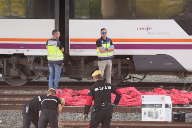 Levantamiento del cadáver de Álvaro Prieto, localizado entre dos vagones de un tren averiado.