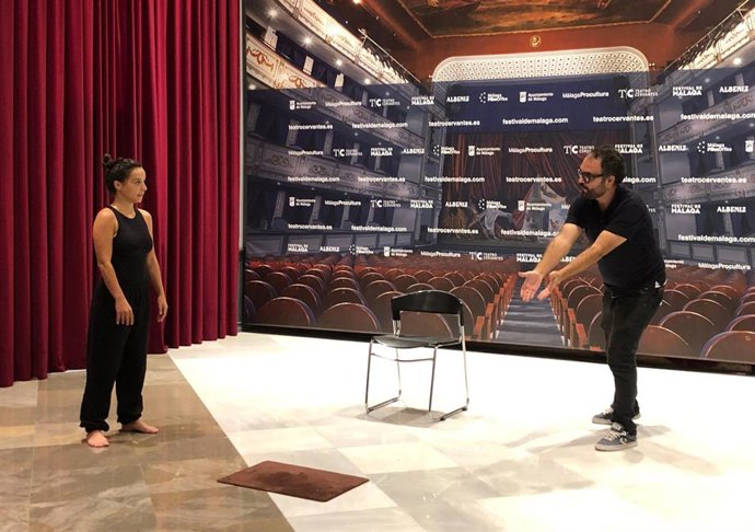 David Mena da instrucciones a Ana Janer, una de las candidatas a protagonizar la obra.
