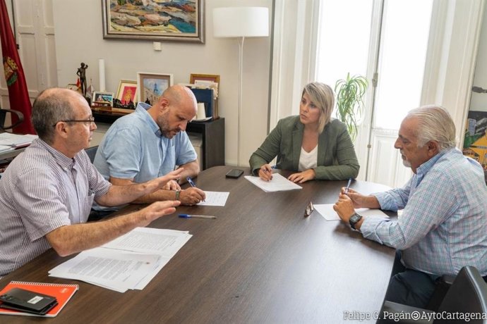La alcaldesa de Cartagena, Noelia Arroyo, durante la reunión con los responsables del dispositivo especial que revisa los locales de celebraciones