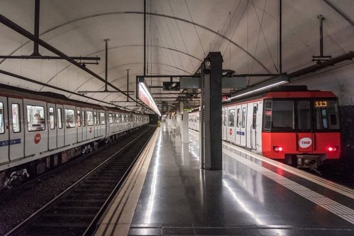 Archivo - Un tren de Metro de Barcelona