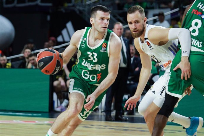 Archivo - Tomas Dimsa ante Dzanan Musa en el Real Madrid-Zalgiris de la Euroliga 2022-2023