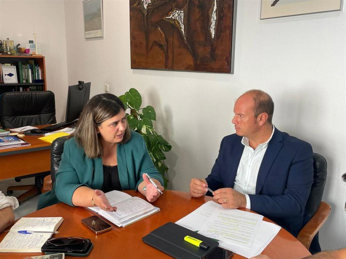 Oscar Curtido con la alcaldesa de Conil.