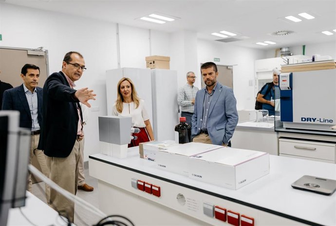 La presidenta del Cabildo de Tenerife, Rosa Dávila, y el rector de la ULL, Francisco García, en una visita al Instituto de Tecnologías Biomédicas