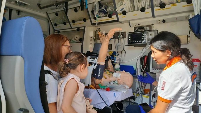 Profesionales del SESCV enseñan a la ciudadanía a realizar la reanimación cardiopulmonar básica en las tres capitales de provincia