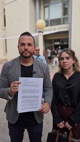 El portavoz de Compromís en el Ayuntamiento de Alicante, Rafa Mas, y la concejala de la coalición Sara Llobell.