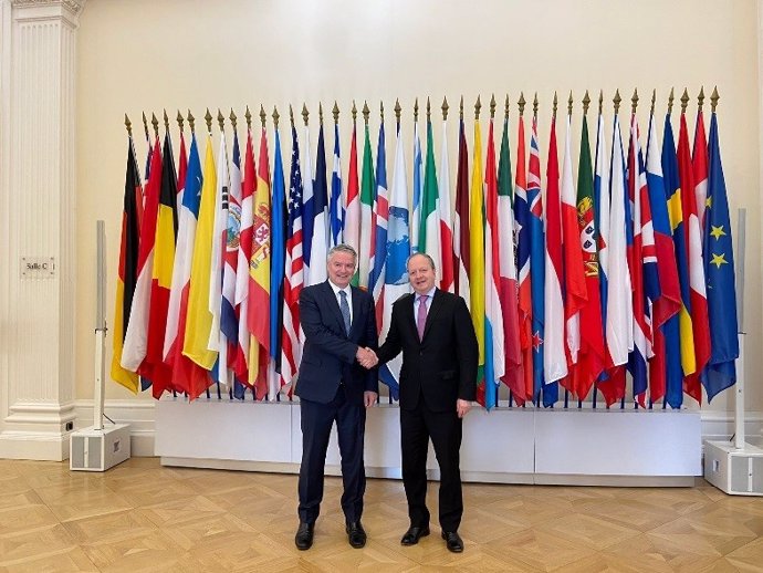 El ministro de Economía y Finanzas de Paraguay, Carlos Fernández Valdovinos, junto al secretario general de la OCDE, Mathias Cormann