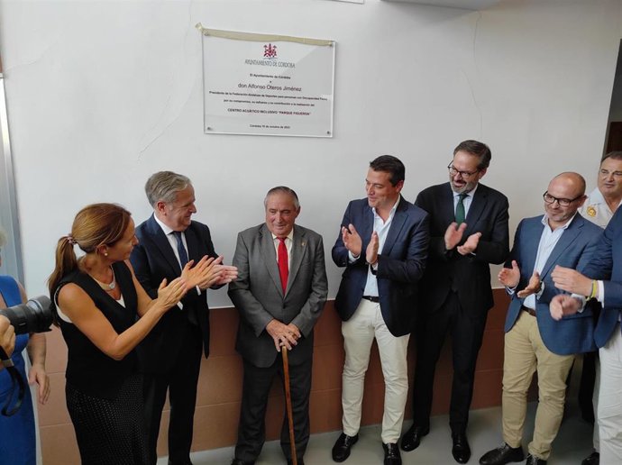El presidente de la Diputación de Córdoba, Salvador Fuentes (segundo por la izda.), y el alcalde, José María Bellido (cuarto), junto a Alfonso Otero en la inauguración de la nueva piscina.