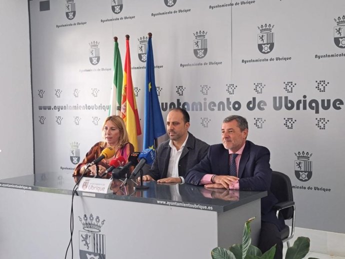 La Junta firma un convenio con el Ayuntamiento de Ubrique para facilitar el acceso al Centro de Participación Activa
