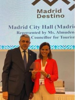 Almudena Maíllo recoge el premio otrgado en el marco de la 25 Asamblea General de la OMT