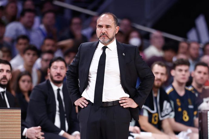 El entrenador del Real Madrid de baloncesto, Chus Mateo, durante un partido en el Wizink Center. 